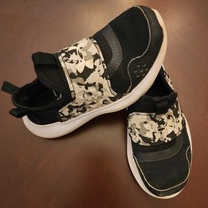 Under Armour boys tennis shoes size 1